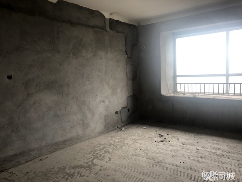 公园里现房115平方另有赠送三室两厅有证可过户按揭前后无遮挡